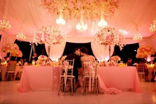 decoration de salle reception de mariage originale fleurs roses suspendues grands vases centre de table